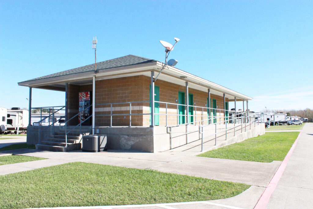 Image of the restrooms and showers at Port Arthur RV resort